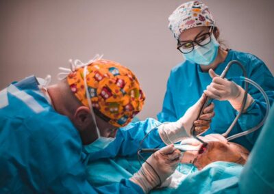 MUDr. Michal Dychus - plastická operace prsou, prsní implantáty vloženy podprsní rýhou